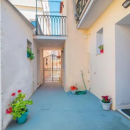 Nona Marina 6 Bed Family In Benitses Бенитсес